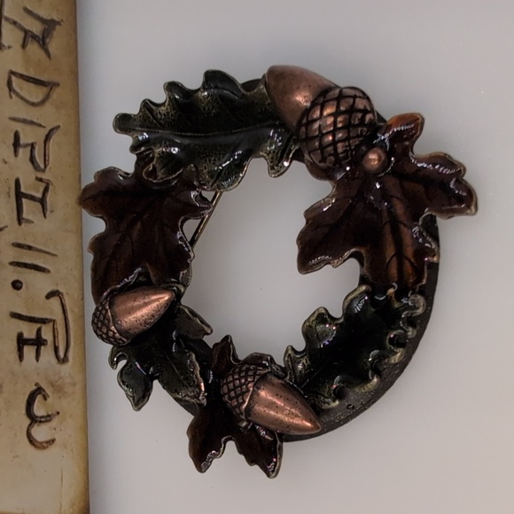 KC Leaf and Acorn Wreath Brooch - Picture 1 of 5